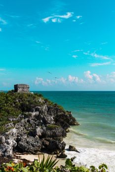 Ruines mayas de Tulum sur la falaise face à la mer