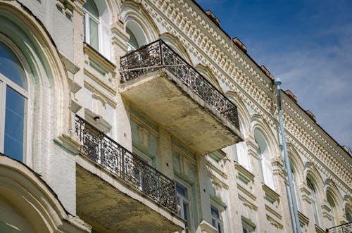 Kostenloses Stock Foto zu architektonische details, aufnahme von unten, balkon