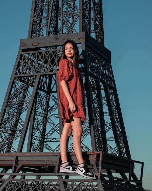 Kostnadsfri bild av Eiffeltornet, klänning, kvinna