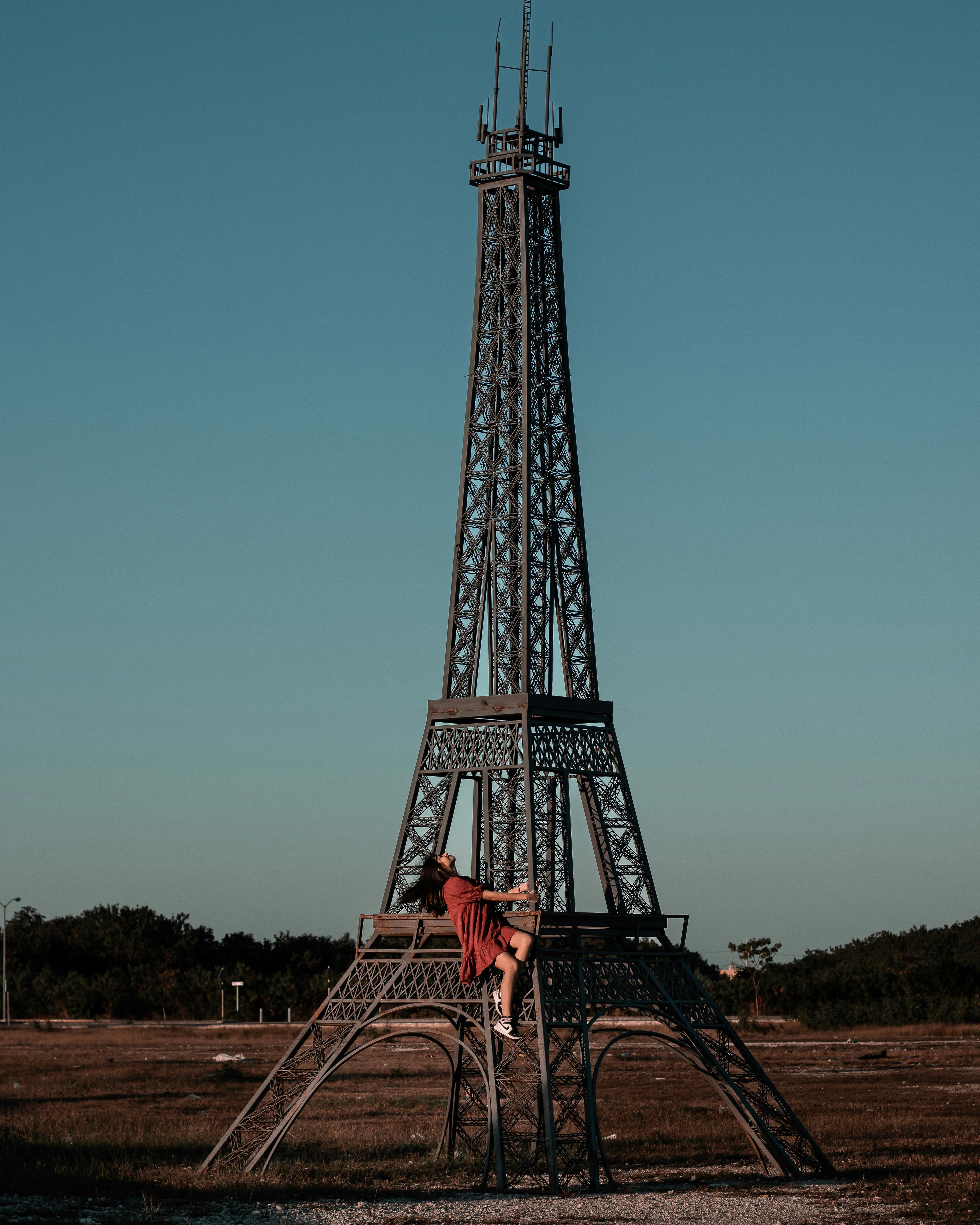 247071 Tháp Eiffel