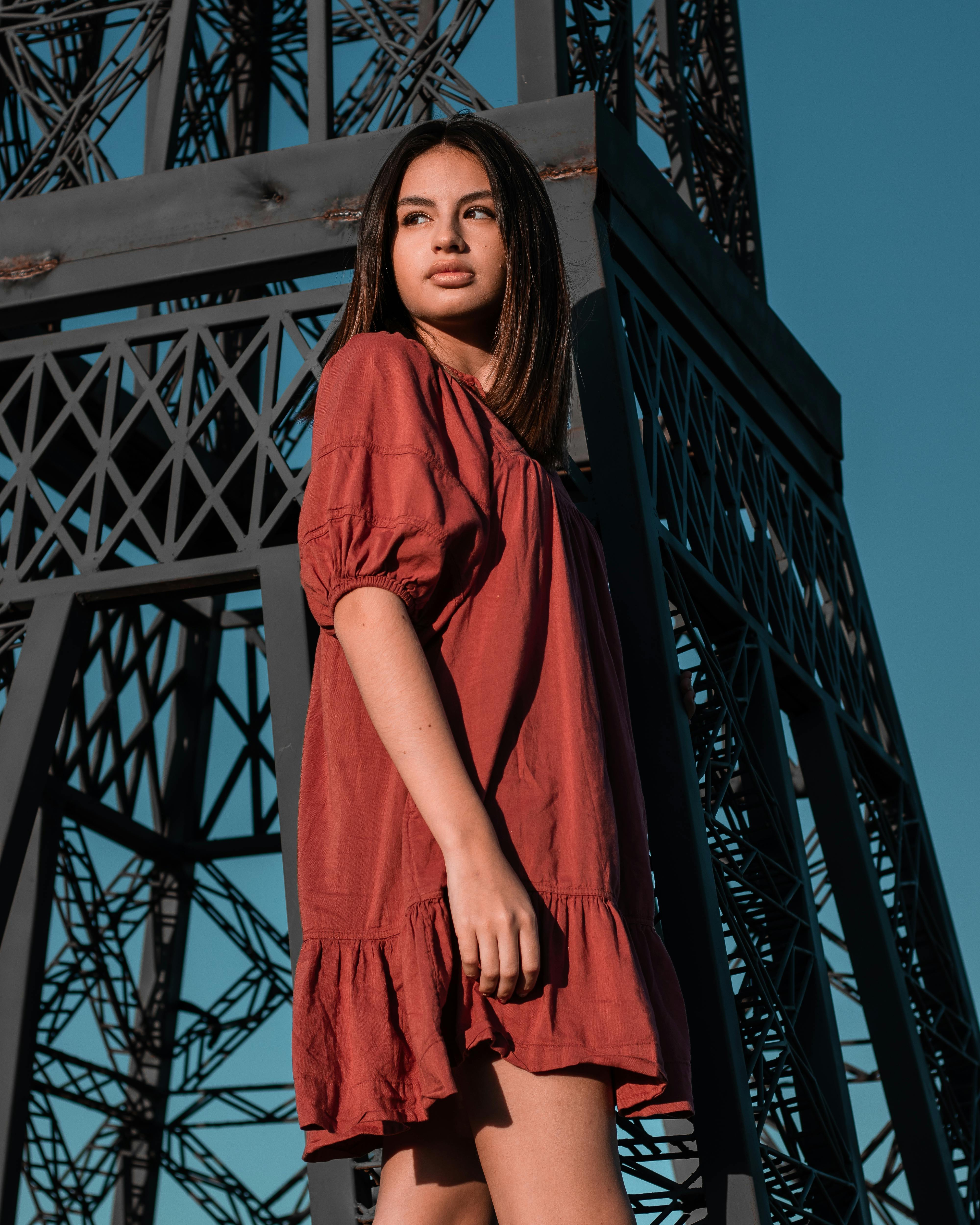 bezplatná Základová fotografie zdarma na téma brunetka, červené šaty, krásný Základová fotografie