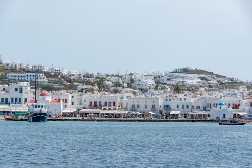 ada, beyaz evler, deniz içeren Ücretsiz stok fotoğraf