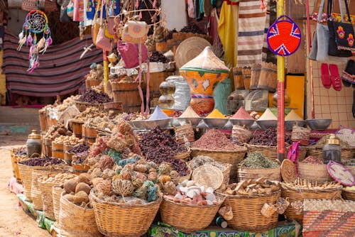 Fotos de stock gratuitas de cestas de mimbre, comercializar, comprando