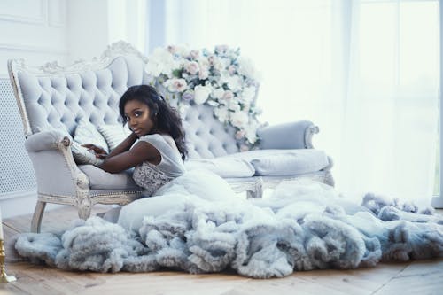 Бесплатное стоковое фото с афро-американка, диван, домашняя комната