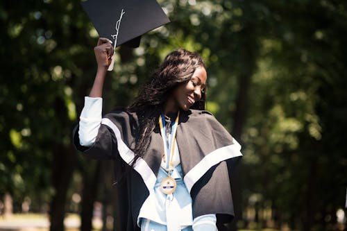 Základová fotografie zdarma na téma absolventka, absolventská čepice, akademické šaty