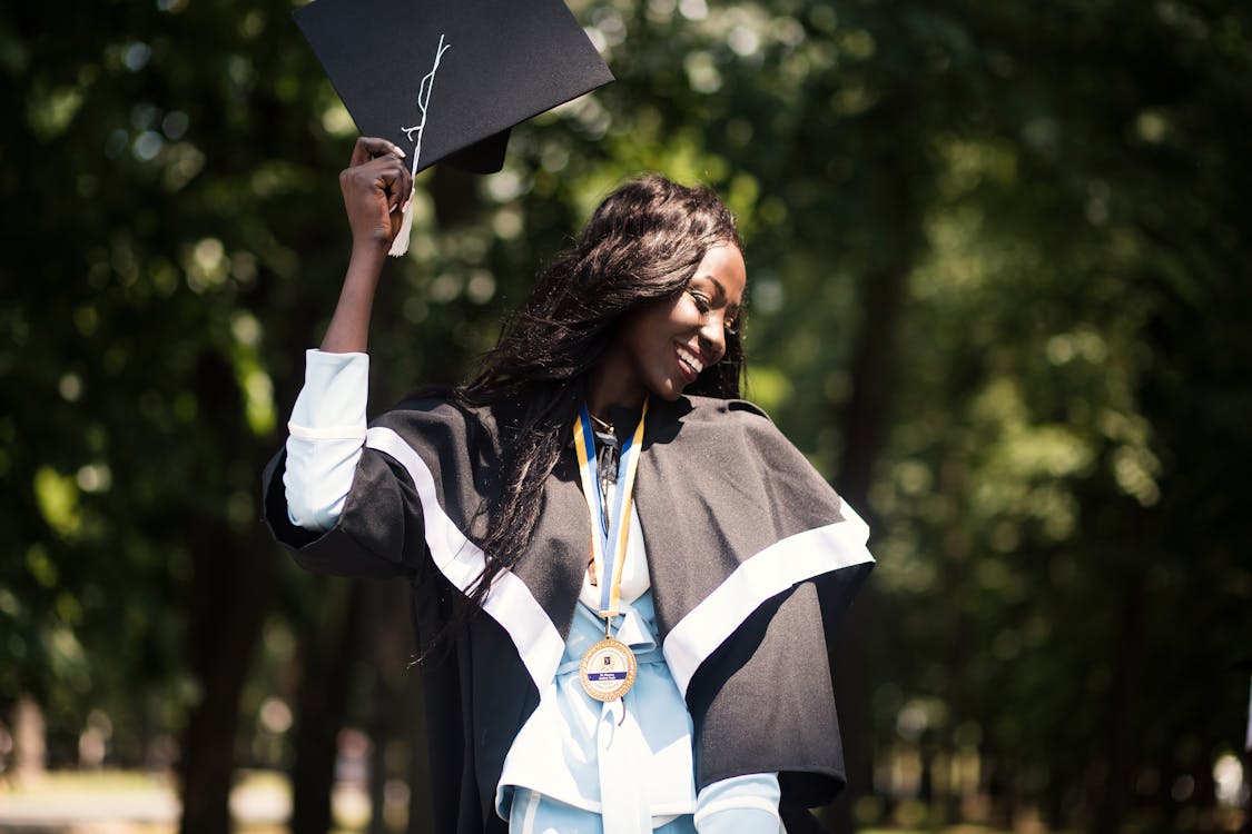 Ingyenes stockfotó akadémiai ruha, áll, diplomás sapka témában