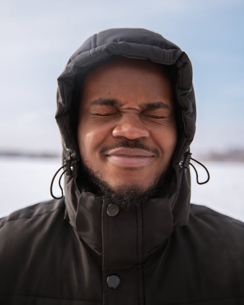 Kostenloses Stock Foto zu afroamerikanischer mann, augen geschlossen, bärtig