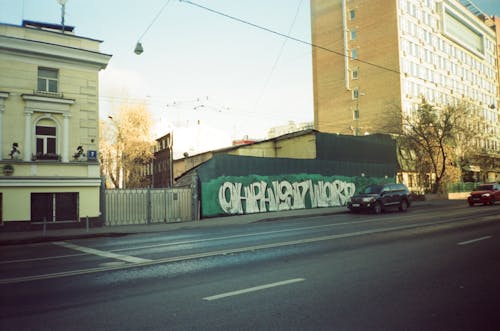 Základová fotografie zdarma na téma auta, budova, graffiti