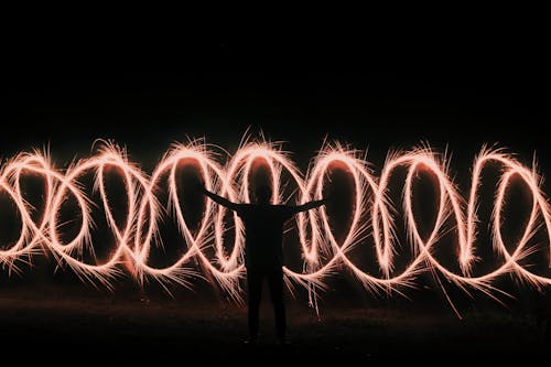 Immagine gratuita di fuochi artificiali, fuochi d artificio, in piedi
