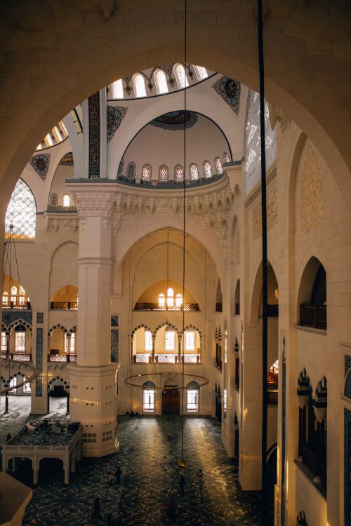Free Beautiful architectural design of a mosque interior in Türkiye, showcasing Islamic artistry. Stock Photo