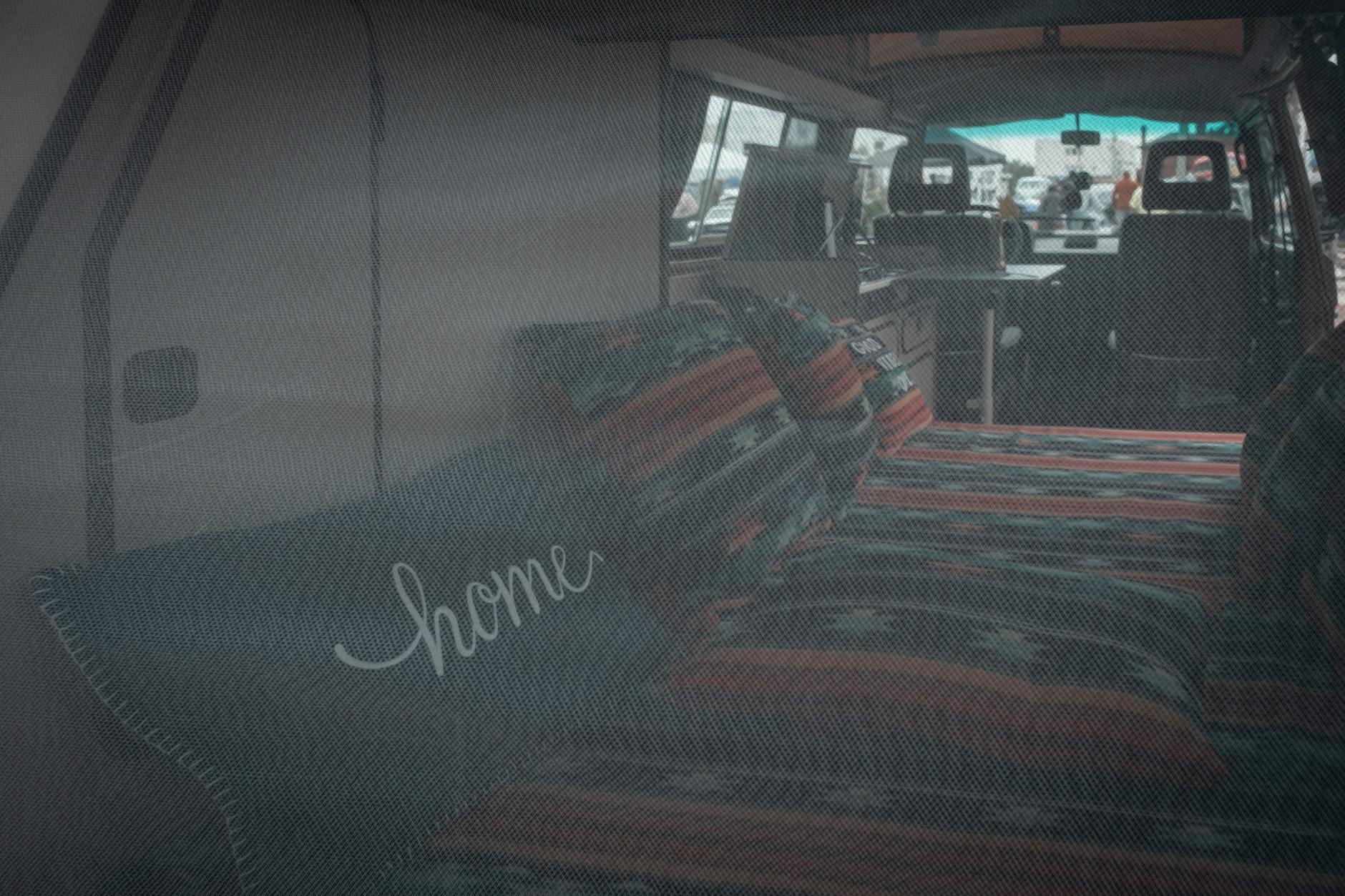 Lit confortable à l'intérieur d'un van aménagé