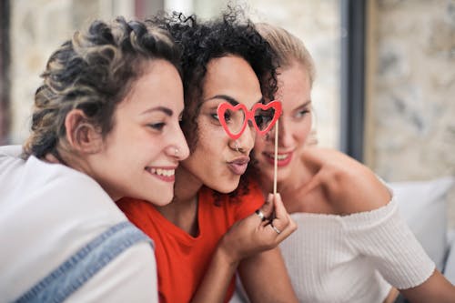 Drie Vrouwen Die Voor Foto Stellen