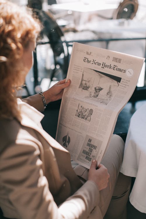 Gratis Woman Holding The New York Times Newspaper Foto Stok