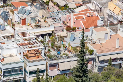 Vista aérea de terrazas y azoteas de edificios con instalaciones y plantas