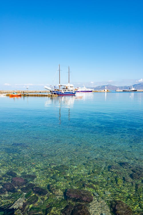 Gratis stockfoto met baai, blauwe lucht, boten