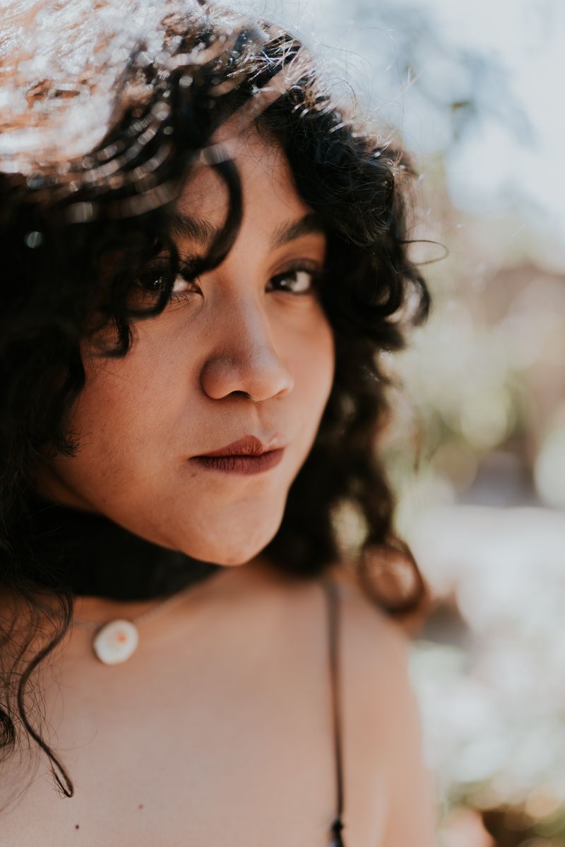 Retrato de perfil de mulher com expressão pensativa