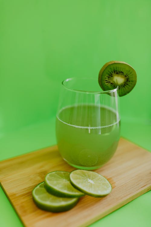 Foto d'estoc gratuïta de beguda, fons verd, fruita