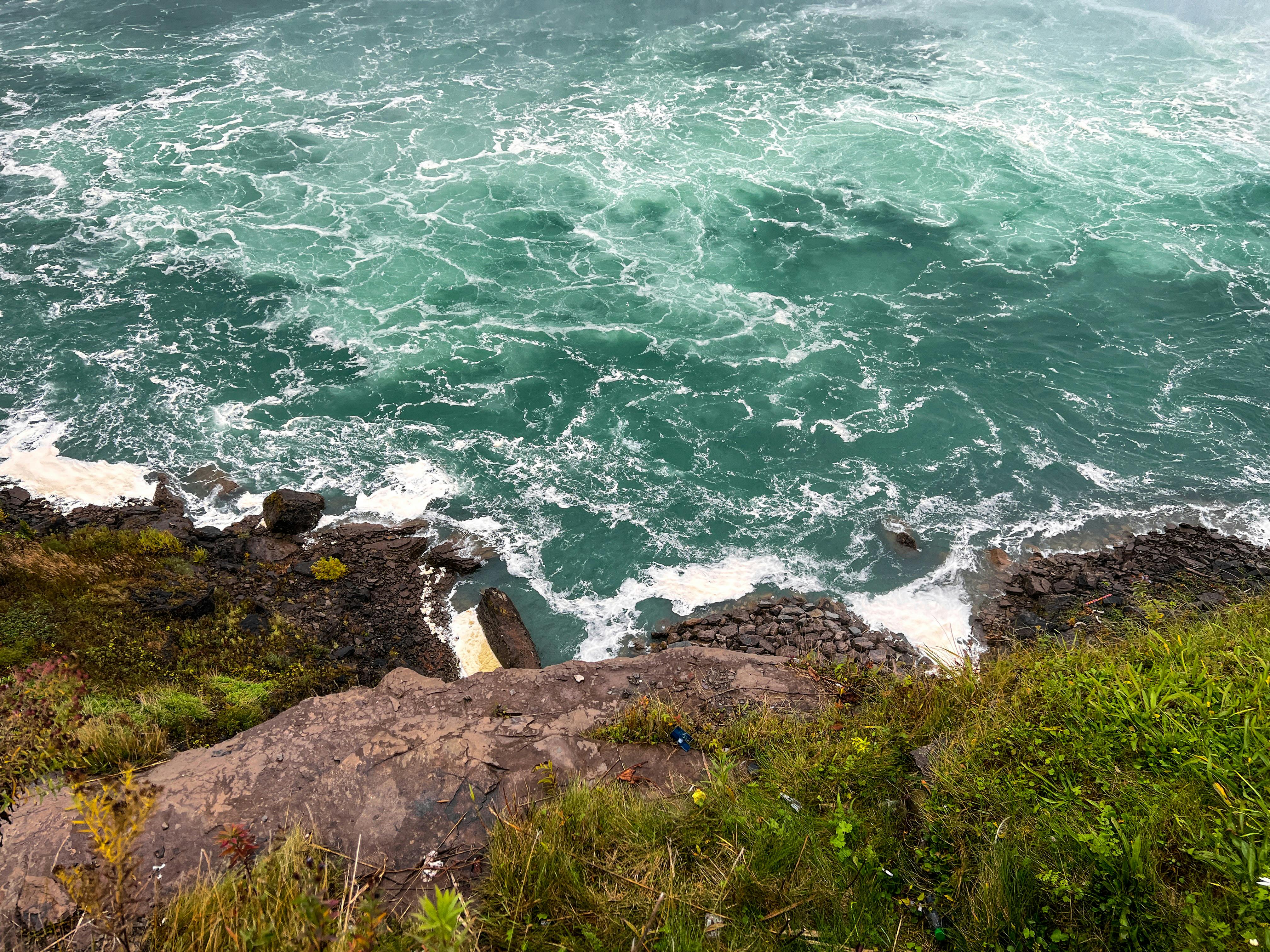 無料 カナダ、オンタリオ州ナイアガラの滝の岩の端と激しい水の息を呑むような眺め。 写真素材