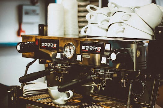 一张在舒适的咖啡馆环境中拍摄的专业浓缩咖啡机图片，咖啡机上配有杯子
