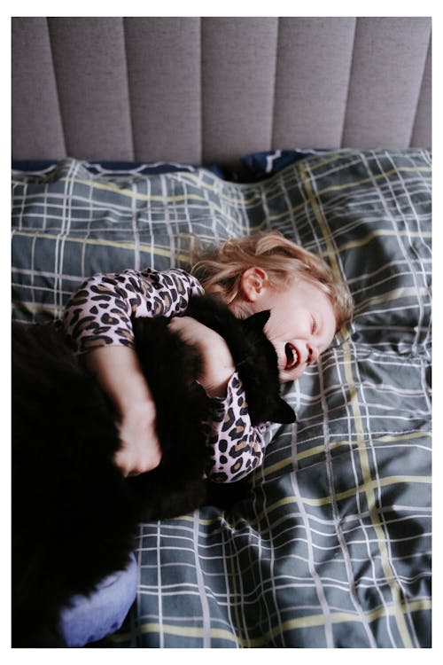 Immagine gratuita di abbracciando, animale domestico, bambino