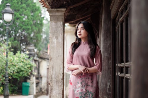 Asyalı kadın, ayakta, geleneksel giyim içeren Ücretsiz stok fotoğraf