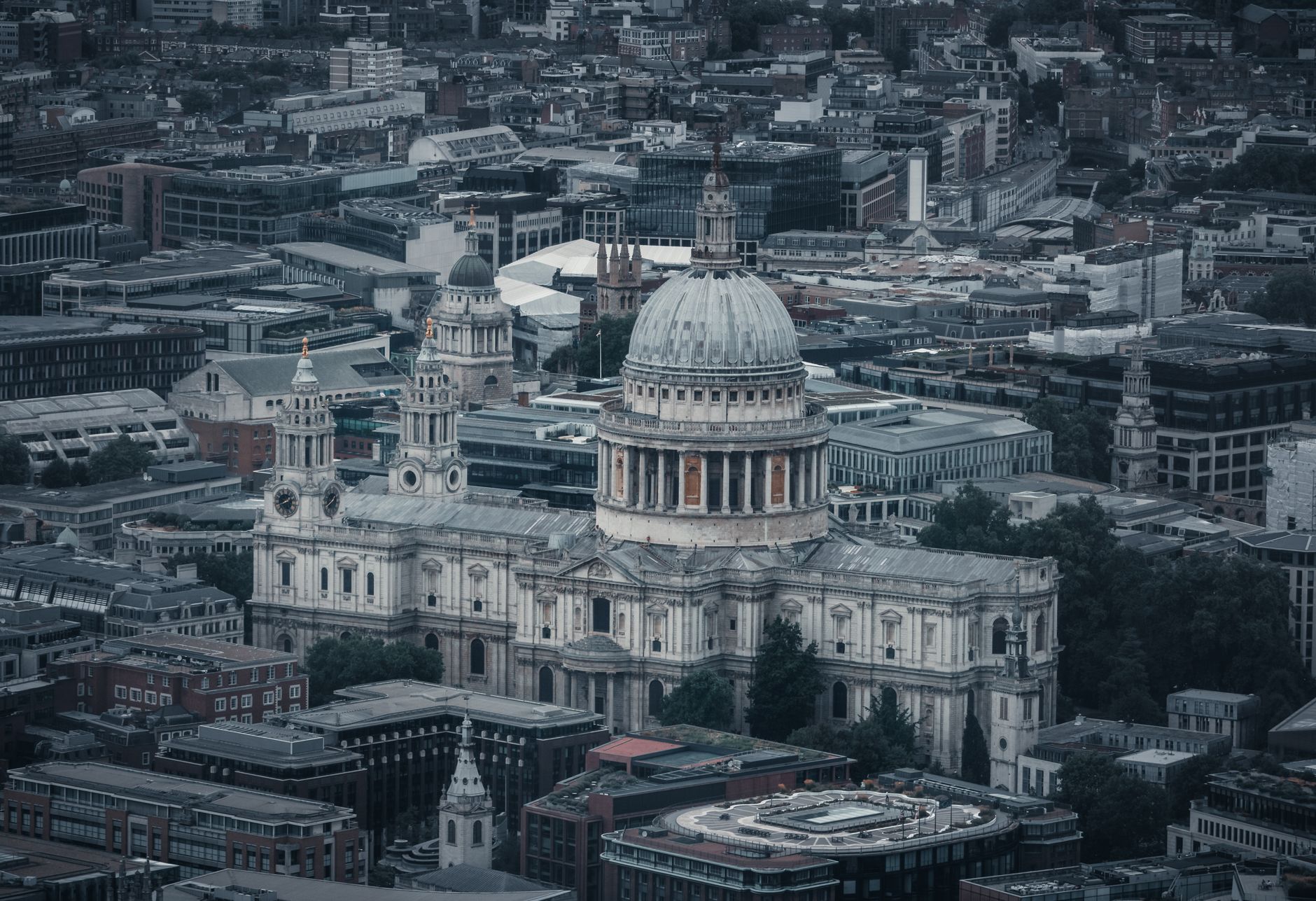 Cum arată casa din Londra a lui Radu Drăgușin. Ce îi place să experimenteze în capitala Angliei