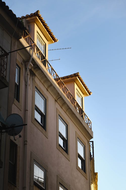 Immagine gratuita di appartamento, cielo azzurro, facciata di edificio