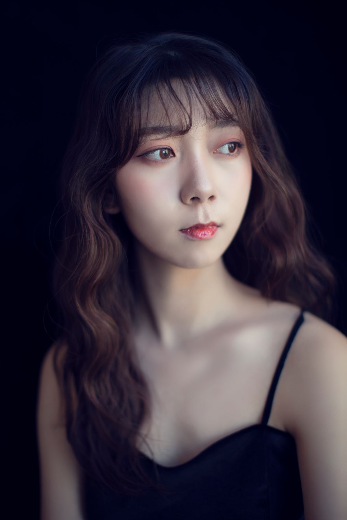 Korean woman with wavy layered hair and see-through bangs