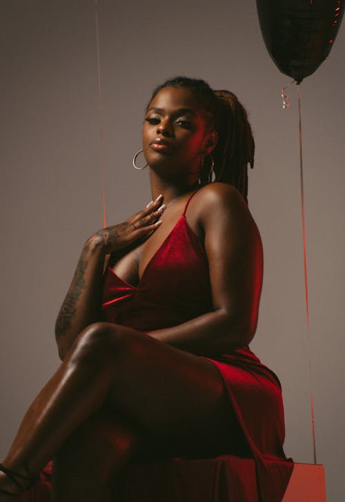 Fotobanka s bezplatnými fotkami na tému Afroameričanka, černoška, červené šaty