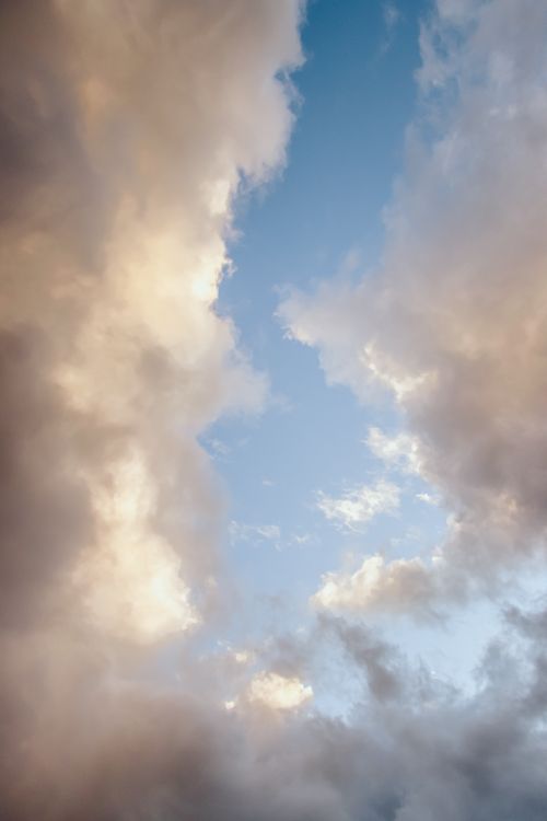 Free Stunning view of a dramatic cloudscape with dense white clouds against a blue sky in Los Angeles. Stock Photo