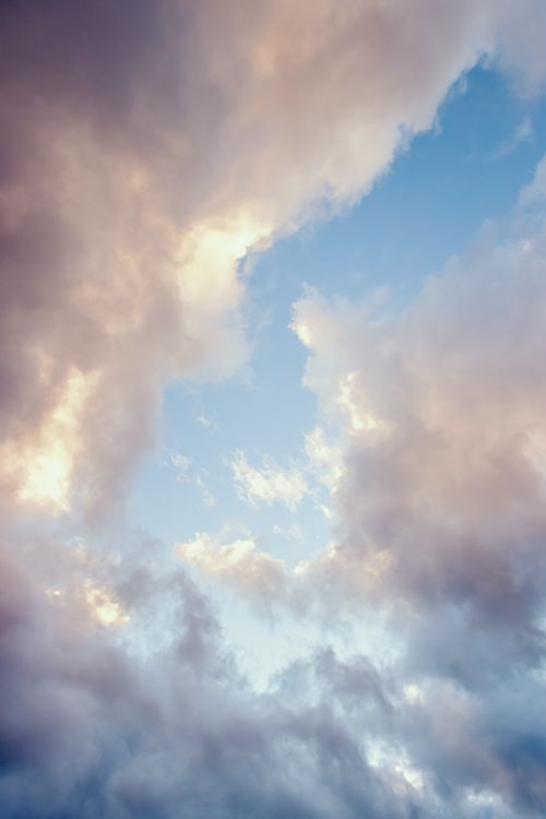 Free Captivating cloudscape in Los Angeles with soft rays over a blue sky. Stock Photo