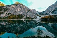 宁静的湖泊倒映着雄伟的山脉和秋叶，景色令人惊叹