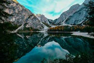 山间湖泊的景观令人惊叹，倒影清晰，秋色宜人