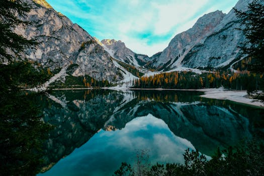 山间湖泊的景观令人惊叹，倒影清晰，秋色宜人