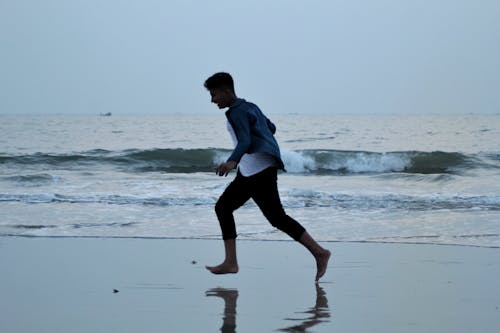asyalı erkek çocuk, deniz kenarı, deniz kumu içeren Ücretsiz stok fotoğraf