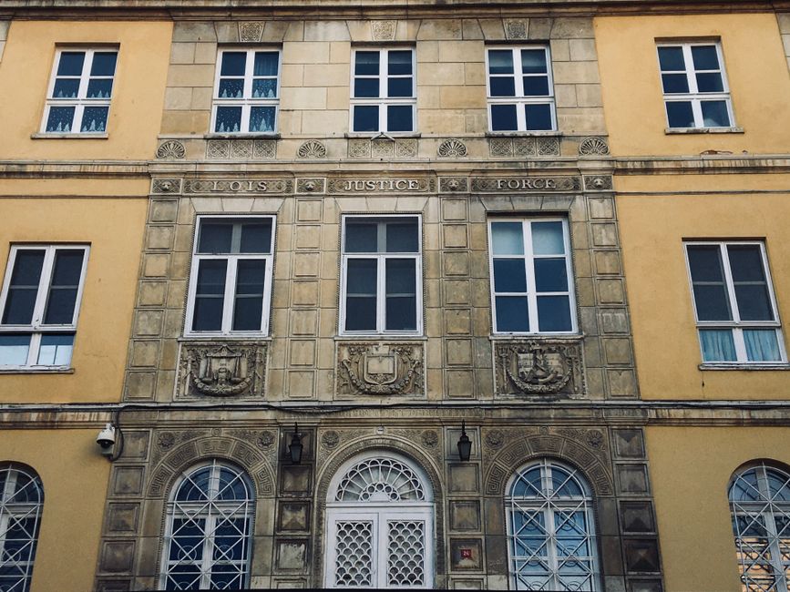 Vista en ángulo bajo de la fachada de un edificio histórico con ventanas simétricas en Beyoğlu, Estambul.