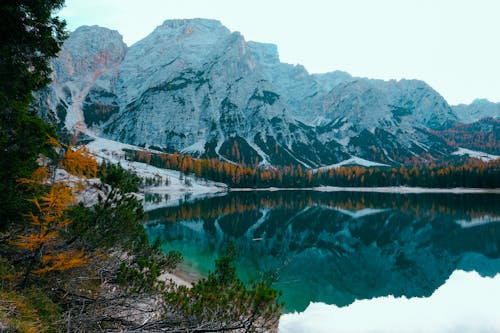 бесплатная Озеро и снежная вершина Стоковое фото