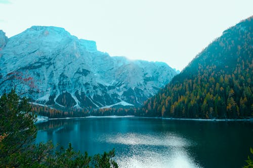 Lago Cercado Por Montanha