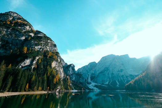 明亮的天空倒映在令人惊叹的山脉和平静的湖泊上，非常适合自然爱好者和旅行者
