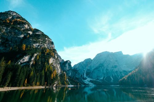Free Breathtaking view of mountains and a calm lake reflecting the bright sky. Perfect for nature lovers and travel enthusiasts. Stock Photo