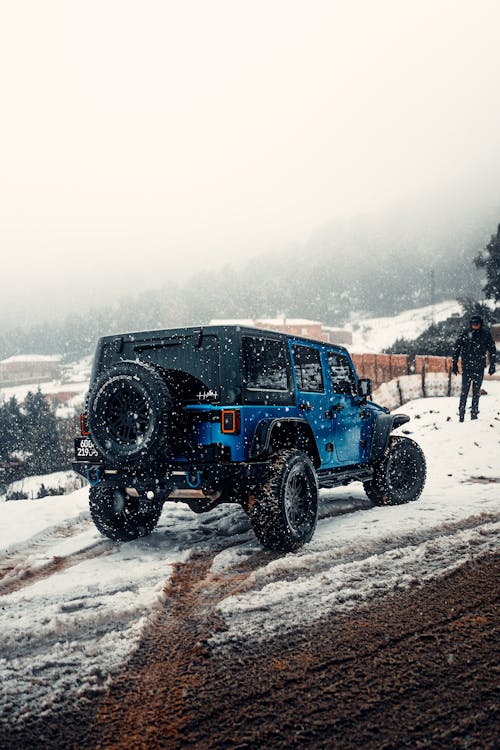 雪地裡的車