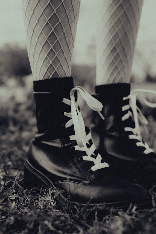Foto d'estoc gratuïta de blanc i negre, botes, botes de cuir