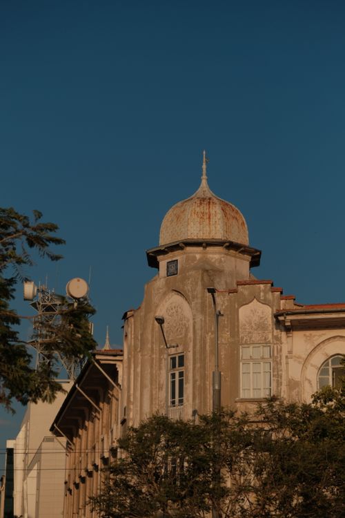 Free Captivating view of a historic building in Izmir with a dome under a clear sunrise sky. Stock Photo