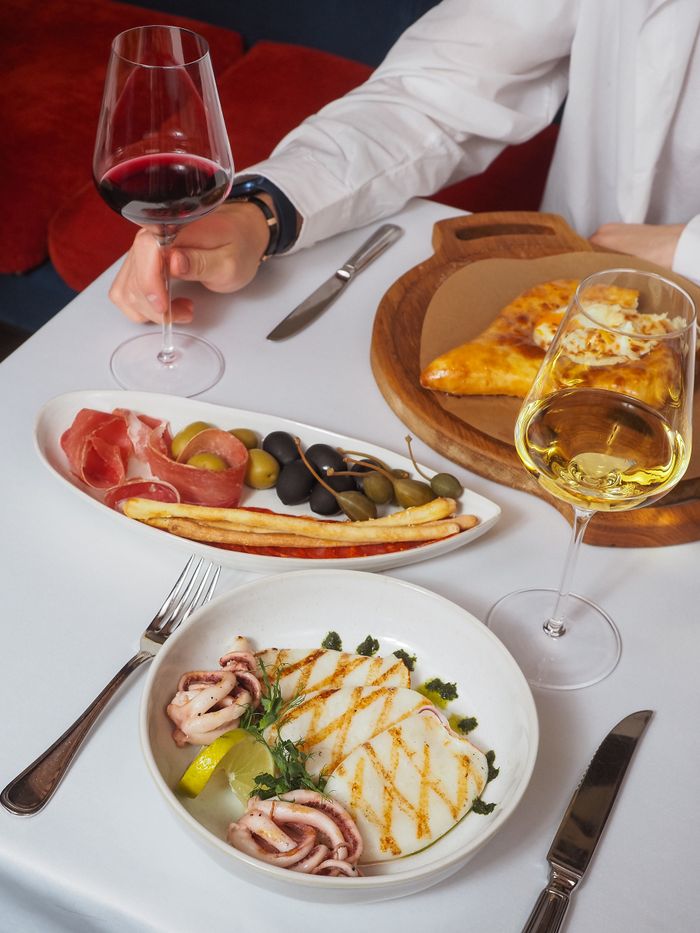 Mesa servida con vino y antipasto en Terramar