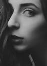 优雅的单色女性肖像特写，凸显美丽与神秘