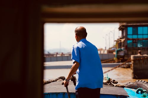 Kostenloses Stock Foto zu bootsdeck, durch fenster, festhalten