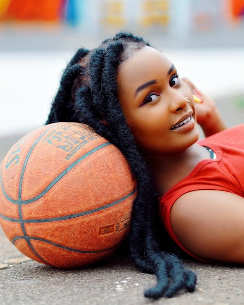 Бесплатное стоковое фото с афро-американка, баскетбол, дреды