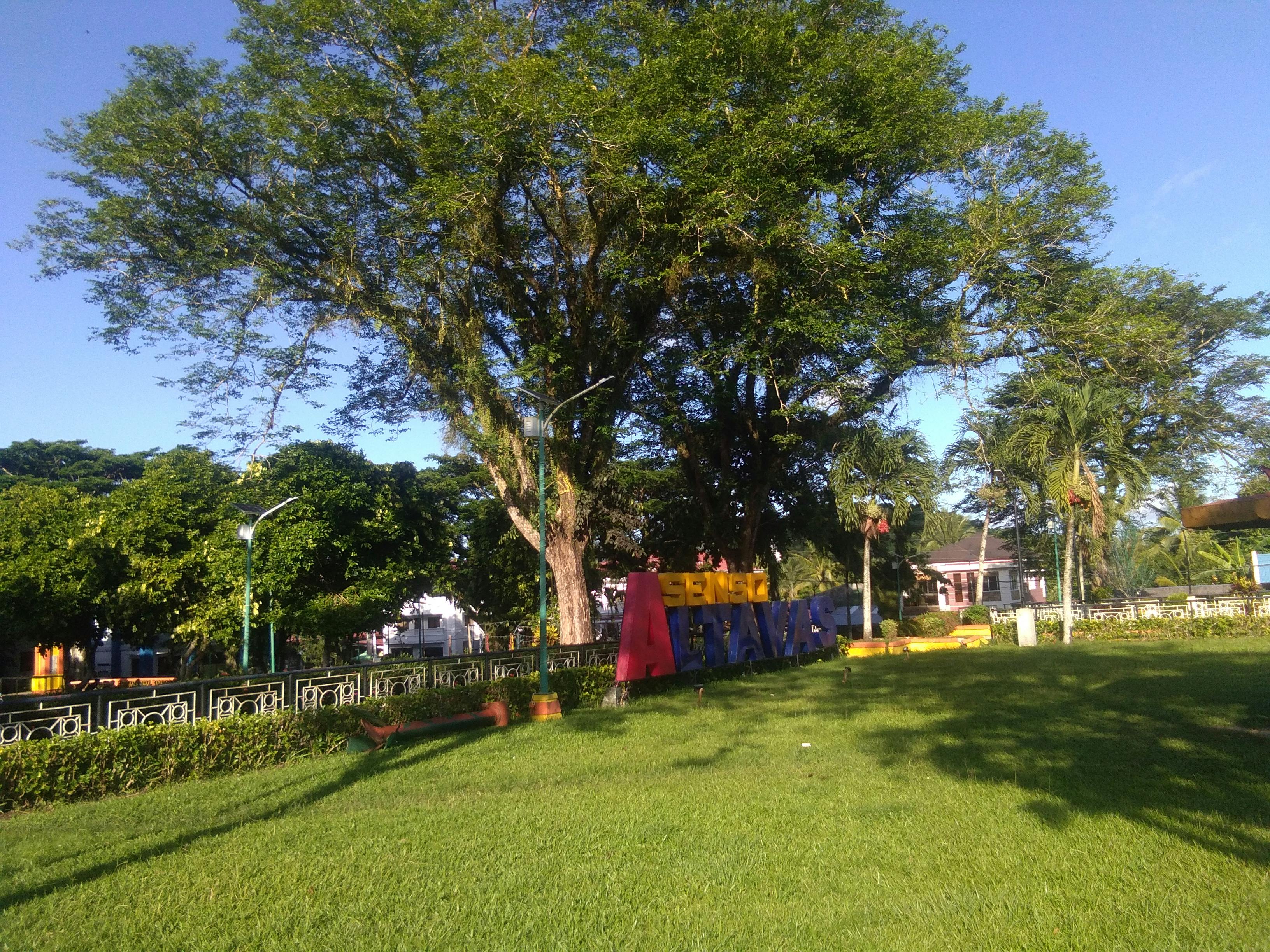 Die Chinesische Mauer schlängelt sich durch grüne Hügel