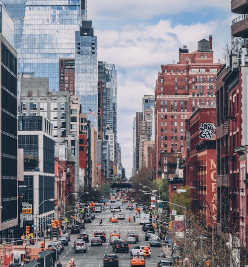 Veículos Na Estrada Entre Edifícios Altos