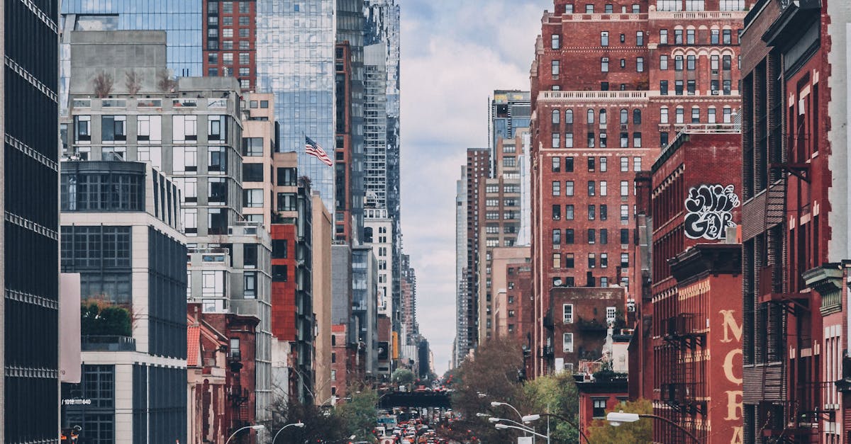 Vehículos En La Carretera Entre Edificios De Gran Altura Vehículos En La Carretera Entre Edificios De Gran Altura